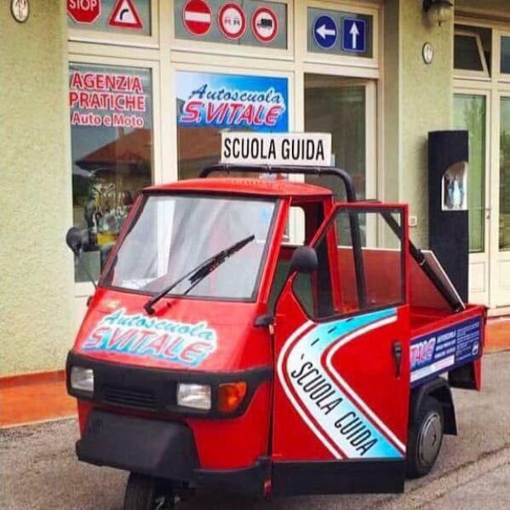 Ape Piaggio con i colori dell'autoscuola