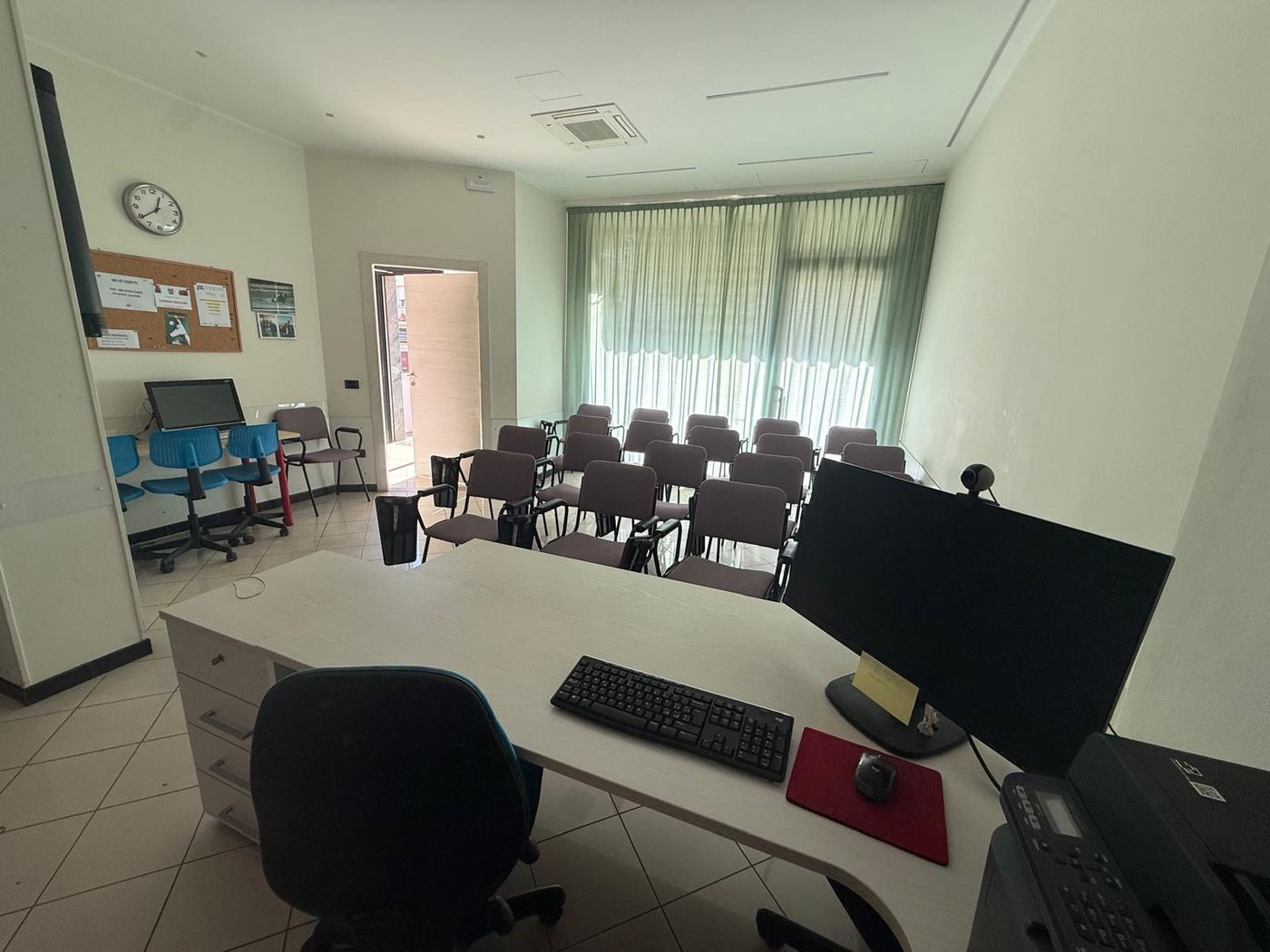 L'aula vista dalla cattedra, con le postazioni per i quiz
