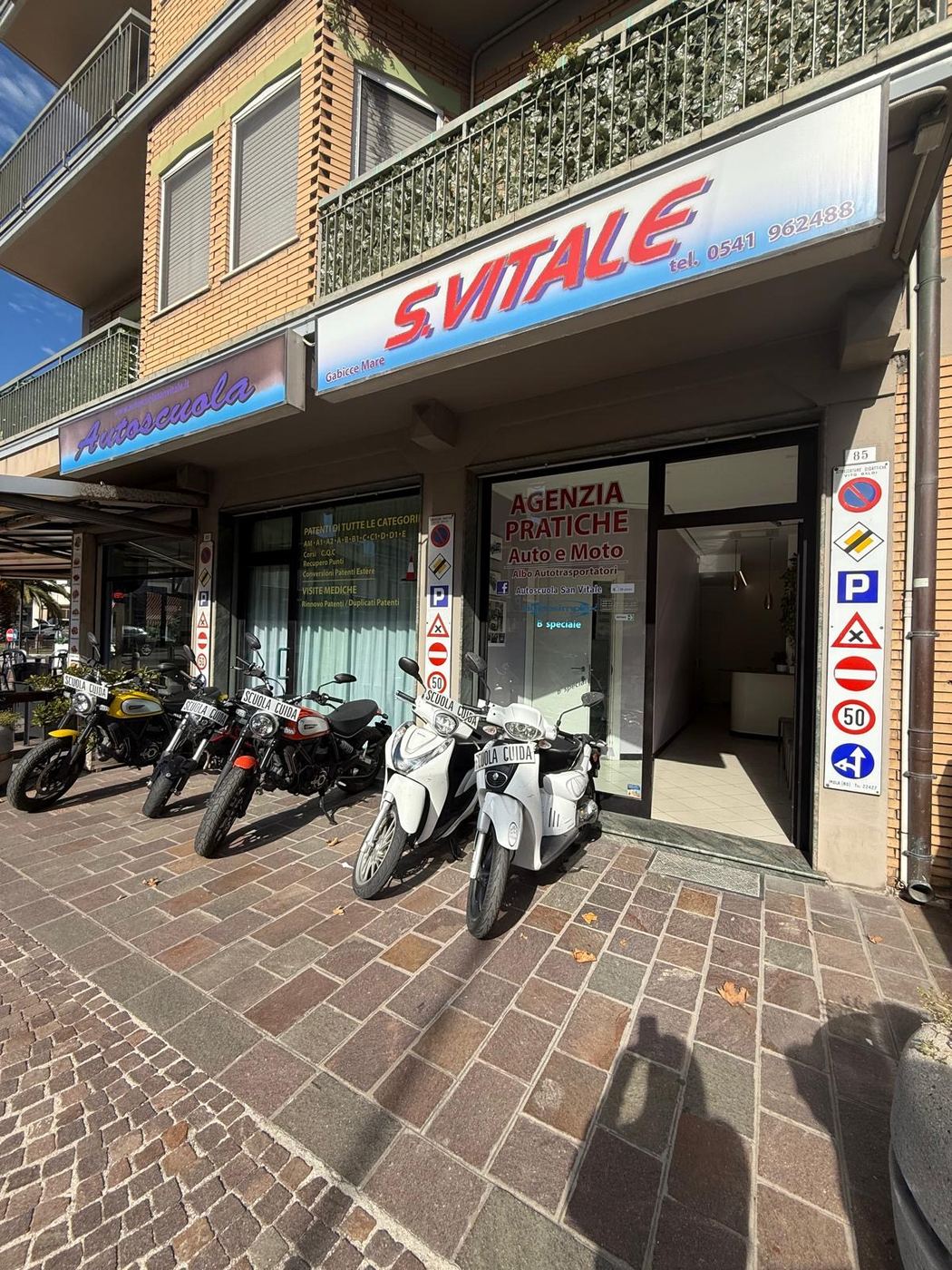 La sede in Via Romagna con le moto della scuola guida
