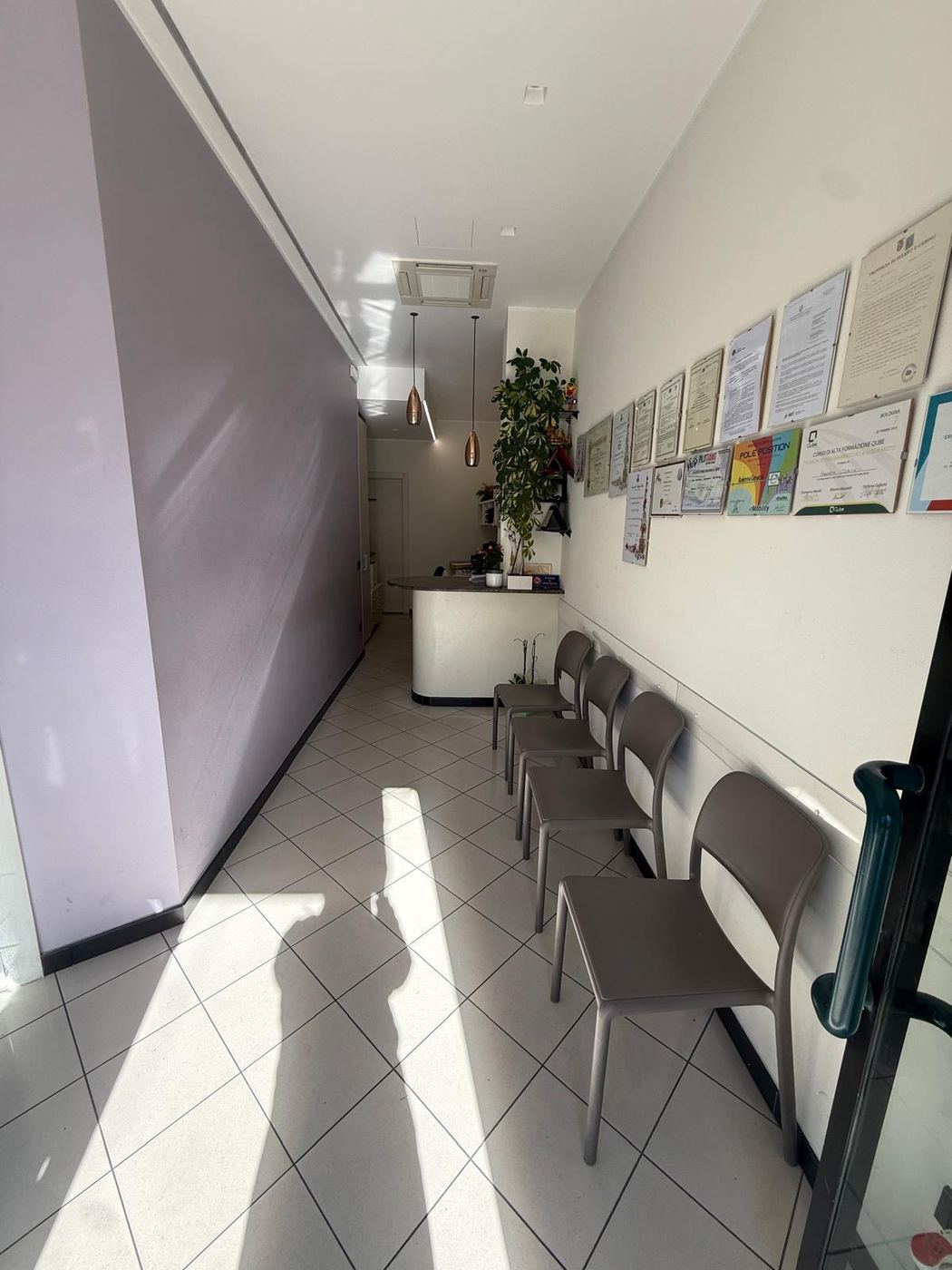 La sala d'attesa con il bancone dell'accoglienza